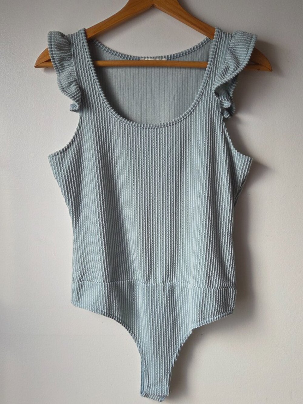 LIKE NEW ANDTHEWHY RIBBED FLUTTER SLEEVES SCOOP NECK BABY BLUE BODYSUIT TANK M